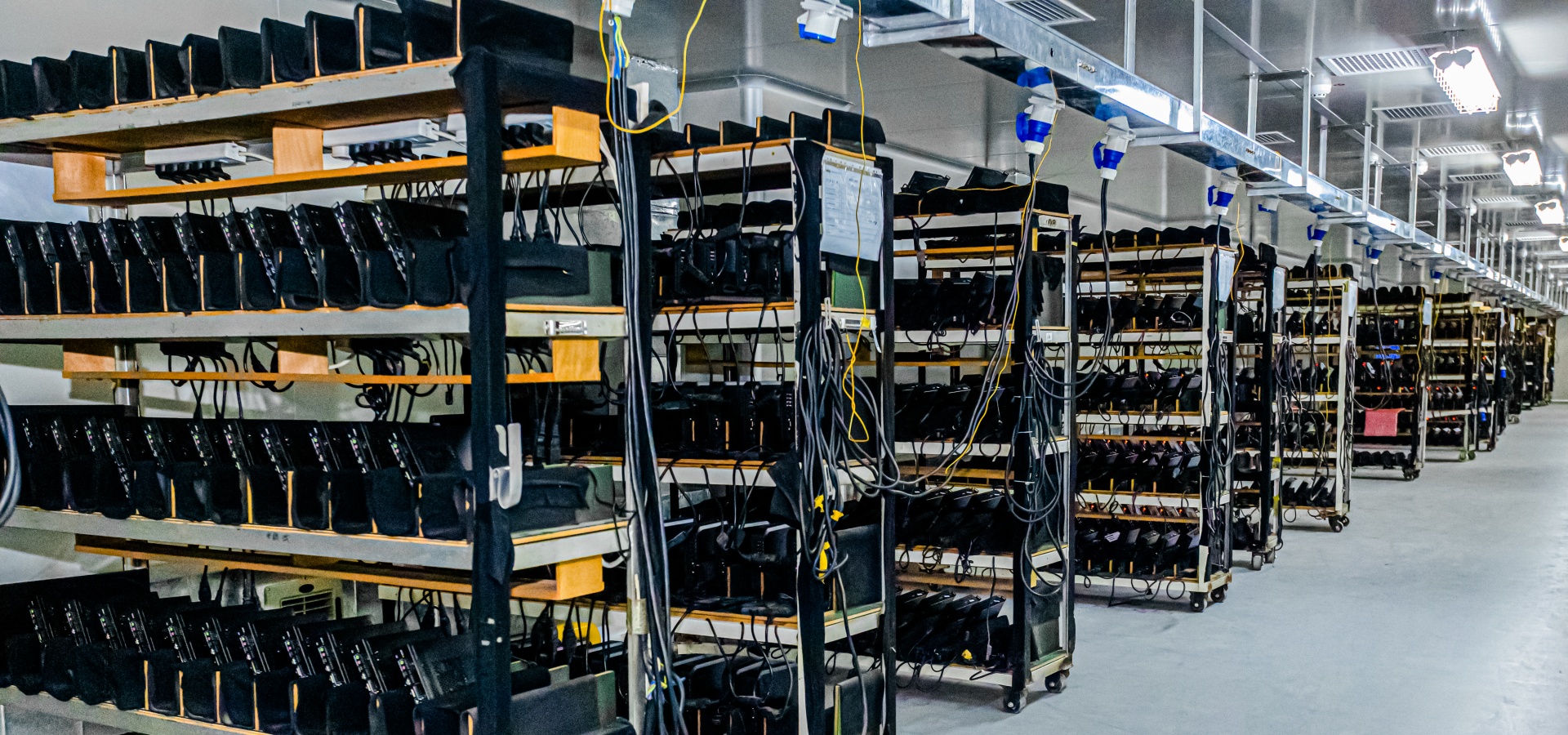 Nuestra producción inteligente incluye montade chips de alta velocidad SMT y líneas de montaje autom